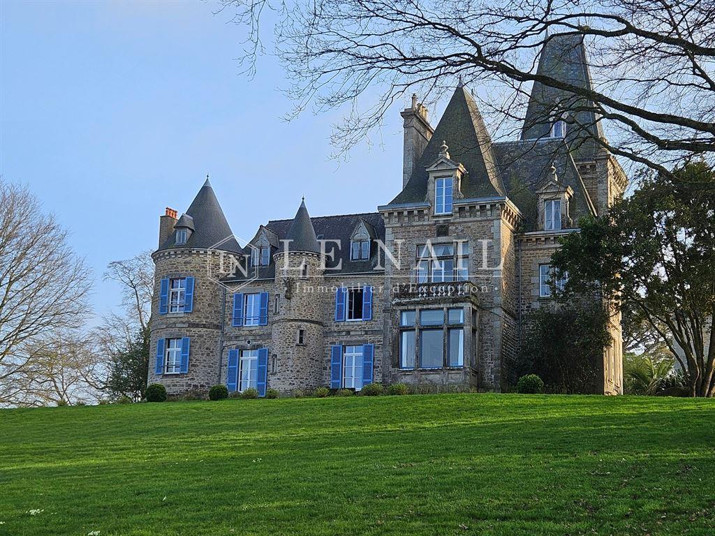 Exceptionel property with magnificent sea views in Brittany
