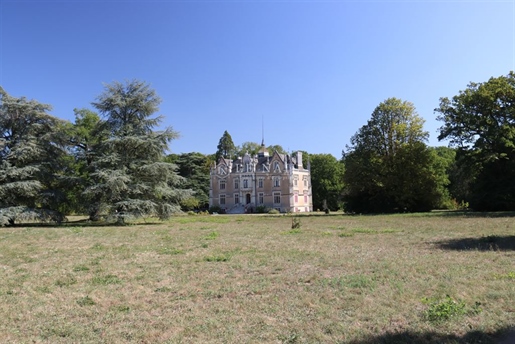 Neugotisches Schloss im Anjou, zu verkaufen