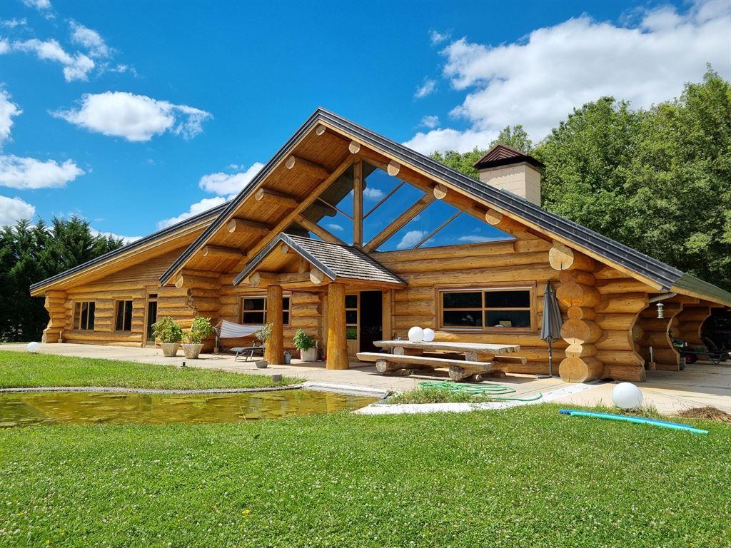 Exceptional chalet over 450sqm with 86 acres of closed parked in Yonne department