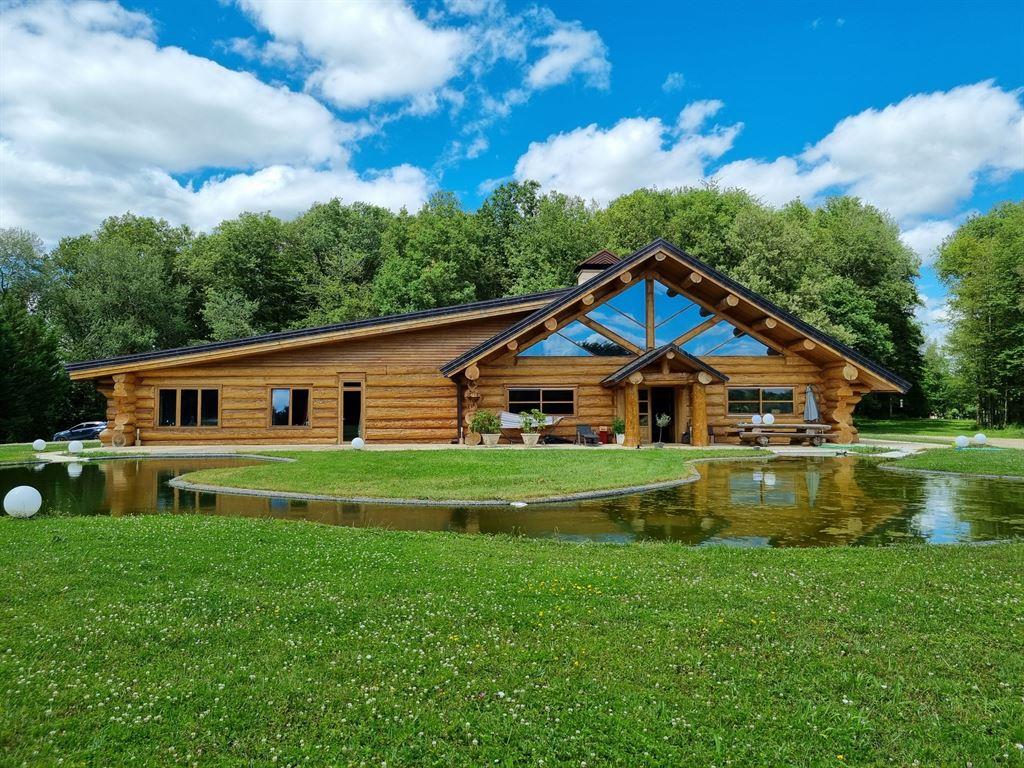 Exceptional chalet over 450sqm with 86 acres of closed parked in Yonne department