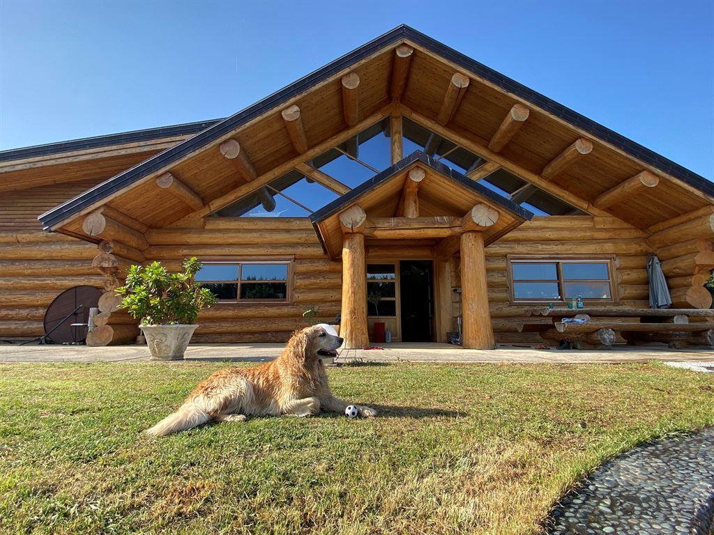 Exceptional chalet over 450sqm with 86 acres of closed parked in Yonne department