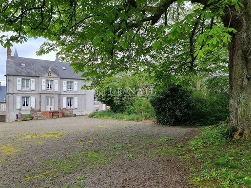 Herrenhaus aus dem achtzehnten Jahrhundert mit bewaldetem Park in der Normandie, bei v