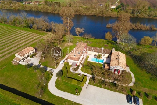 Mansion on the river bank of the Dordogne and the Gironde departments