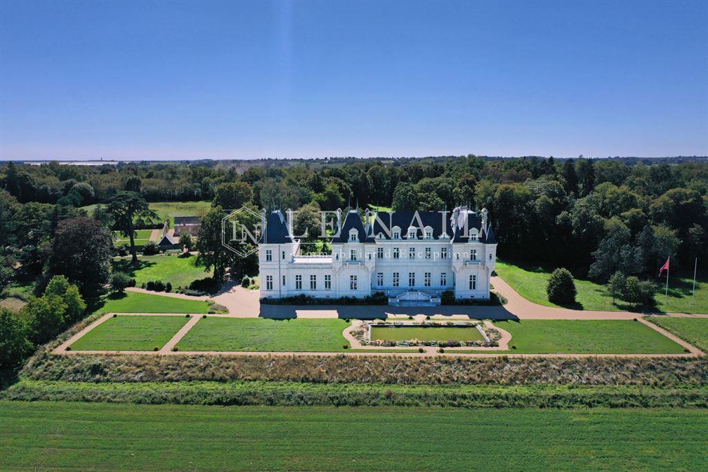Large 19Th C. Château And Its 24 Acres Of Land In Maine-Et-Loire