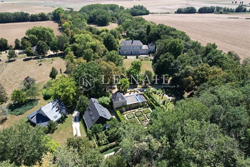 Ravishing property and its outbuildings at the limits of Berry and Sologne region.