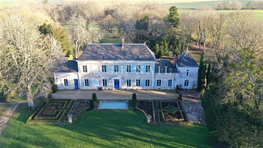 Ravishing property and its outbuildings at the limits of Berry and Sologne region.