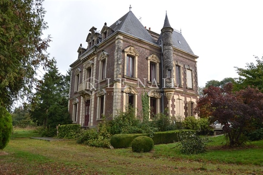 Elegantes Herrenhaus aus dem 19. Jahrhundert vor den Toren von Bagnoles de l'Orne.