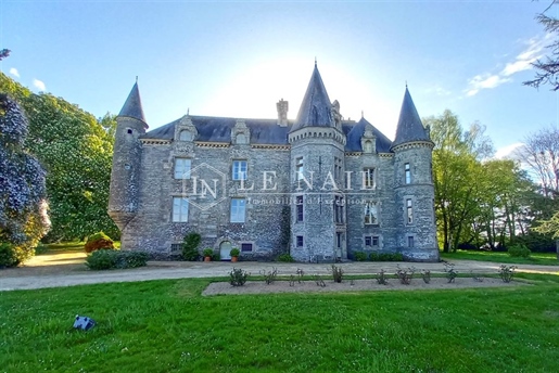 Красиво отреставрированный замок 16-го и 19-го веков в Бретани