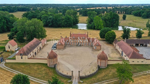 Chateau Des Xvii et XVIIIèmes siècles en Sologne Bourbonnaise a