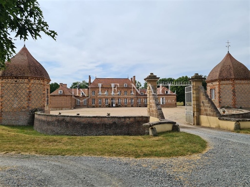 Schloss aus dem siebzehnten und achtzehnten Jahrhundert in der Sologne Bourbonnaise