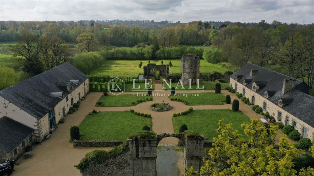 Charming 17th C. Dwelling and its reception building in Mayenne department