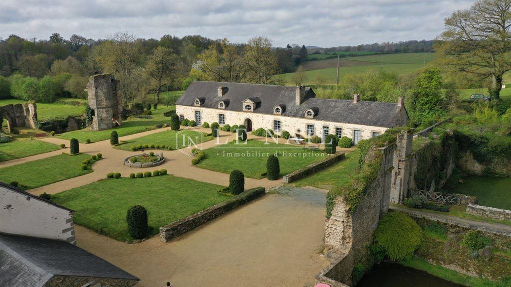 Charming 17th C. Dwelling and its reception building in Mayenne department