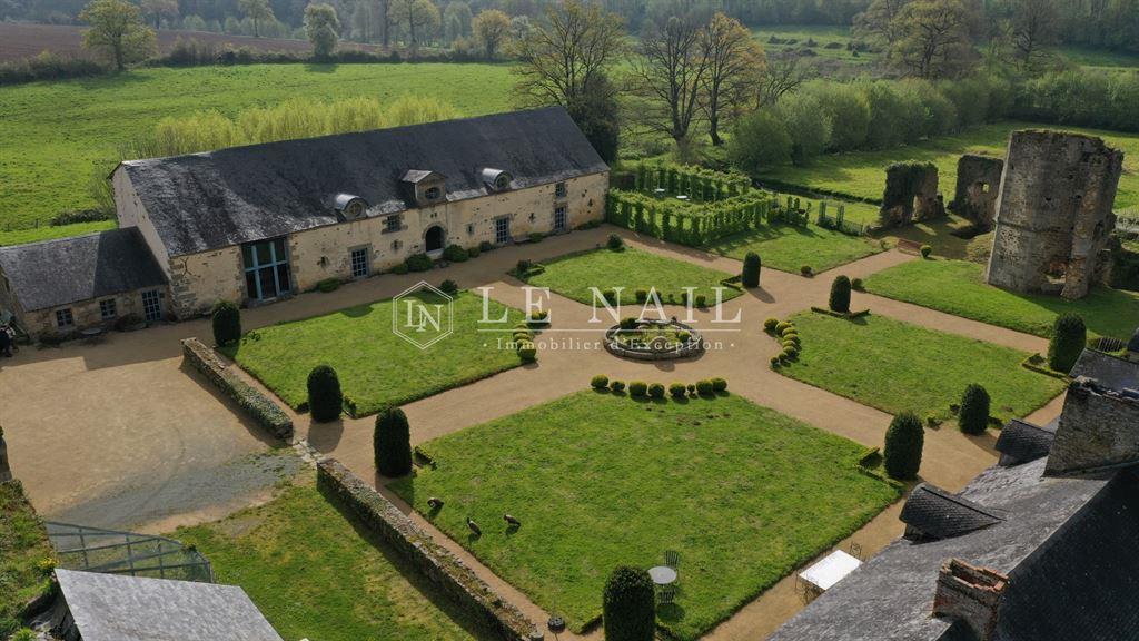 Charming 17th C. Dwelling and its reception building in Mayenne department