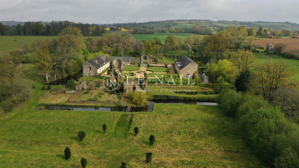 Charming 17th C. Dwelling and its reception building in Mayenne department