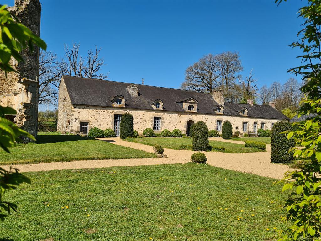 Charming 17th C. Dwelling and its reception building in Mayenne department