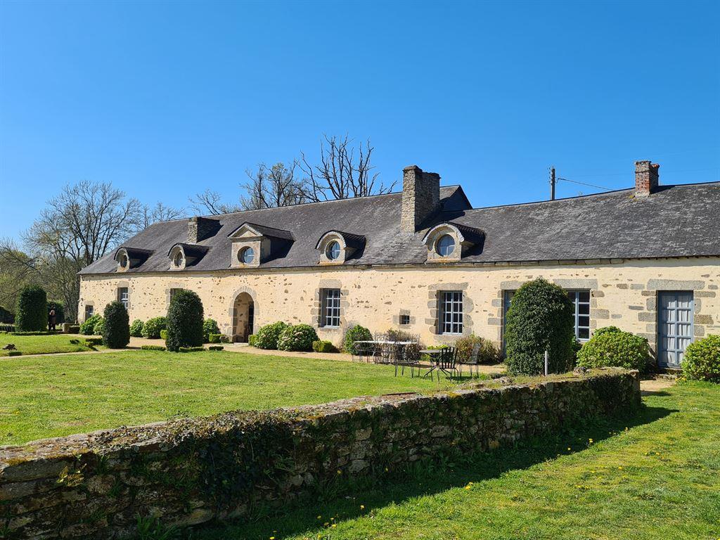 Charming 17th C. Dwelling and its reception building in Mayenne department