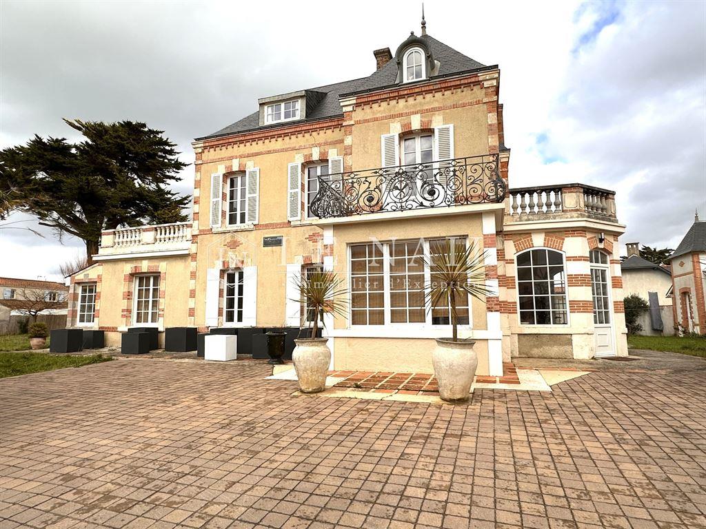 Elegant 19th century seaside villa with outbuildings, close to the beach