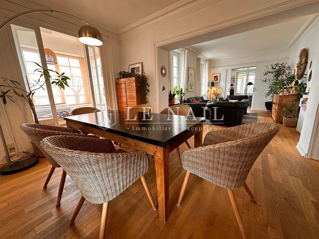 Elegant 19th century seaside villa with outbuildings, close to the beach