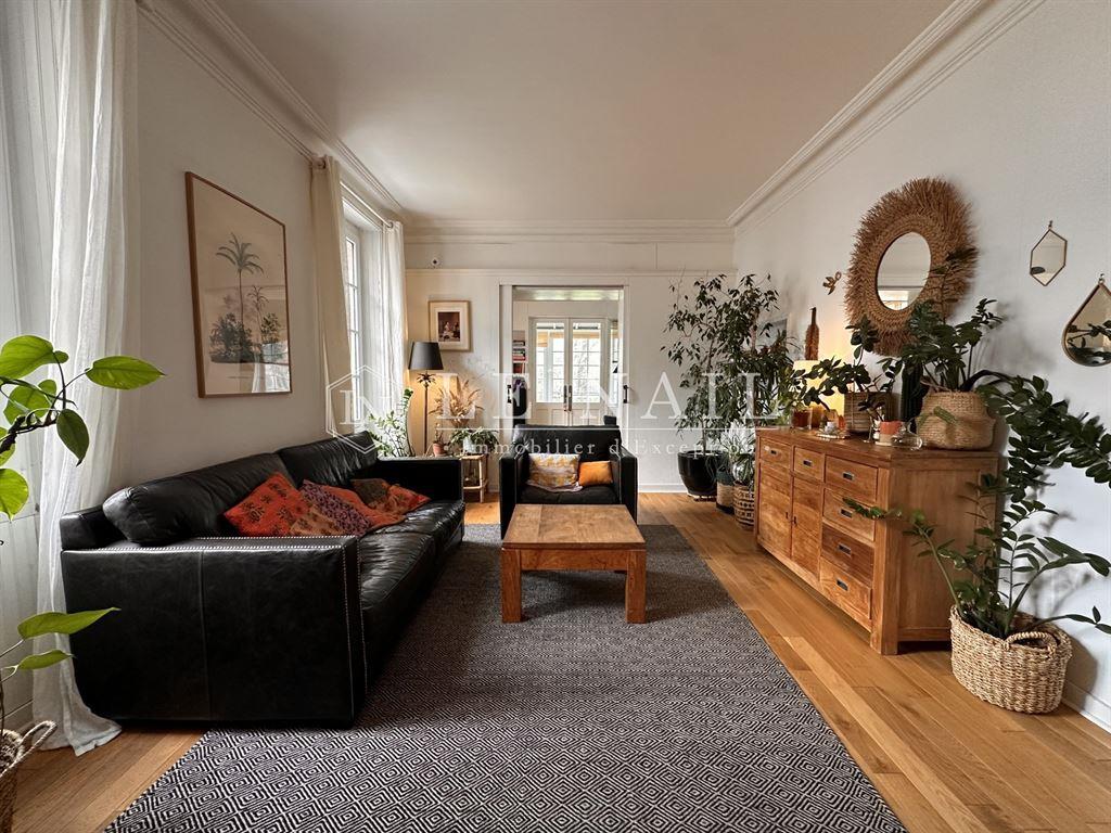 Elegant 19th century seaside villa with outbuildings, close to the beach