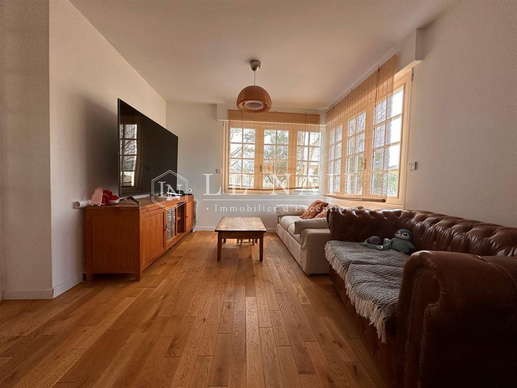 Elegant 19th century seaside villa with outbuildings, close to the beach