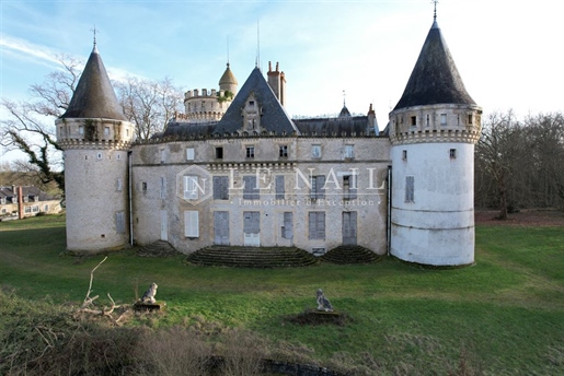 Château médiéval des 13e et 15e siècles à vendre dans le Berry