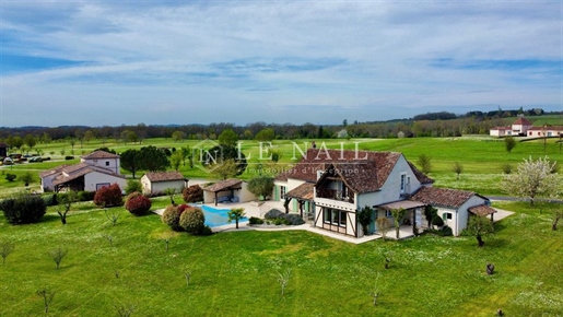 Villa for sale in the heart of an estate with a golf course in Dordogne