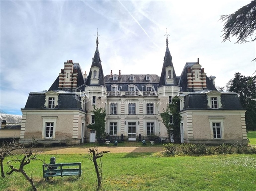 Beau Château Du XIXe siècle En Touraine