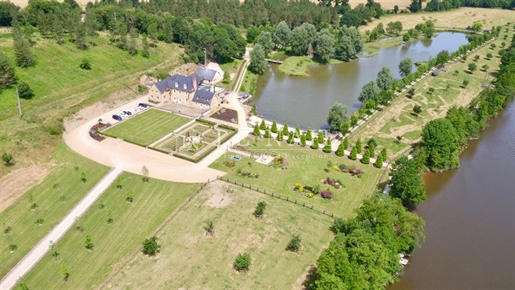Prachtig landhuis en zijn landgoed van 25 hectare in Mayenne