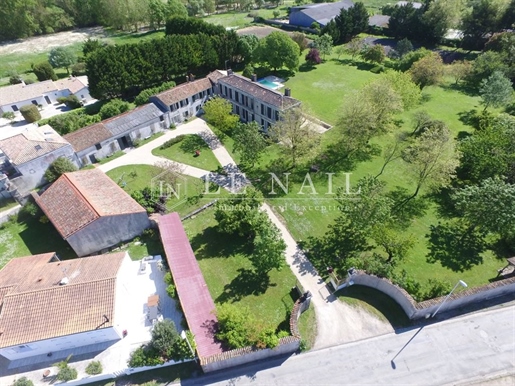Xviith and XVIIIth Centuries Property 20 Mn From The Sea, Close To La Rochelle