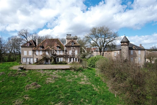Herrenhaus aus dem sechzehnten und achtzehnten Jahrhundert mit Blick auf die Hügel der