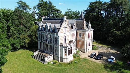 Château Du XIXème Siecle Dans Un Parc De 2,7 ha