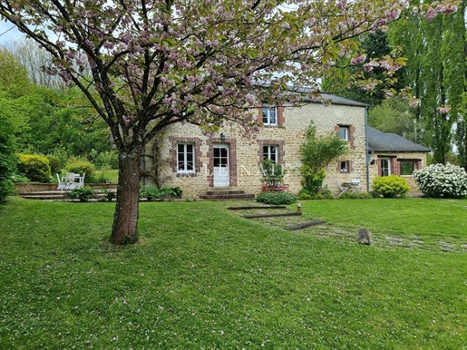 Herrenhaus und Nebengebäude auf 1 ha in der Landschaft von Sées (Orne)
