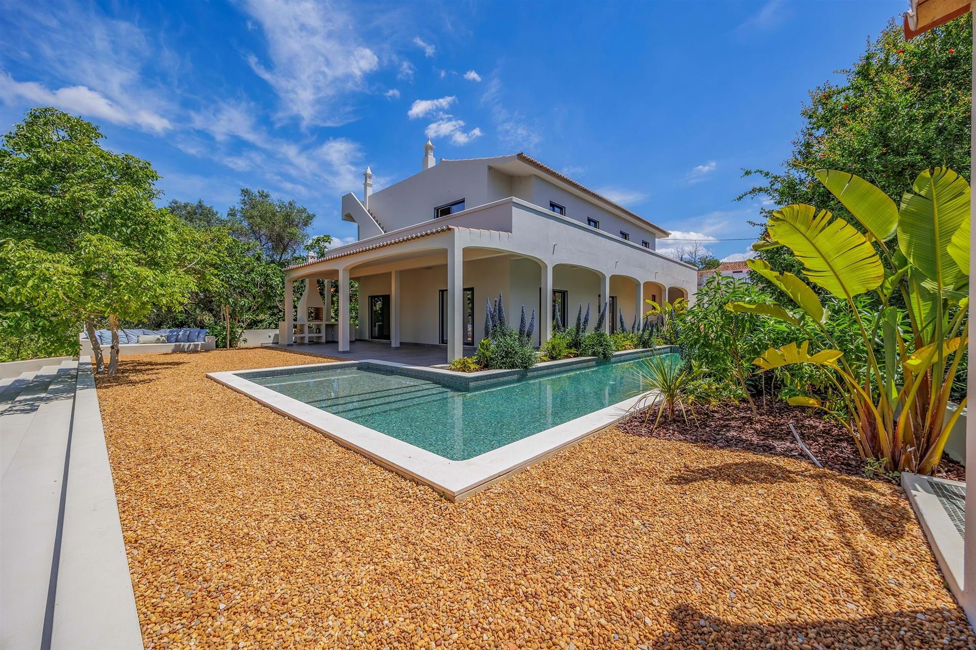 Villa rénovée de 4 chambres avec piscine