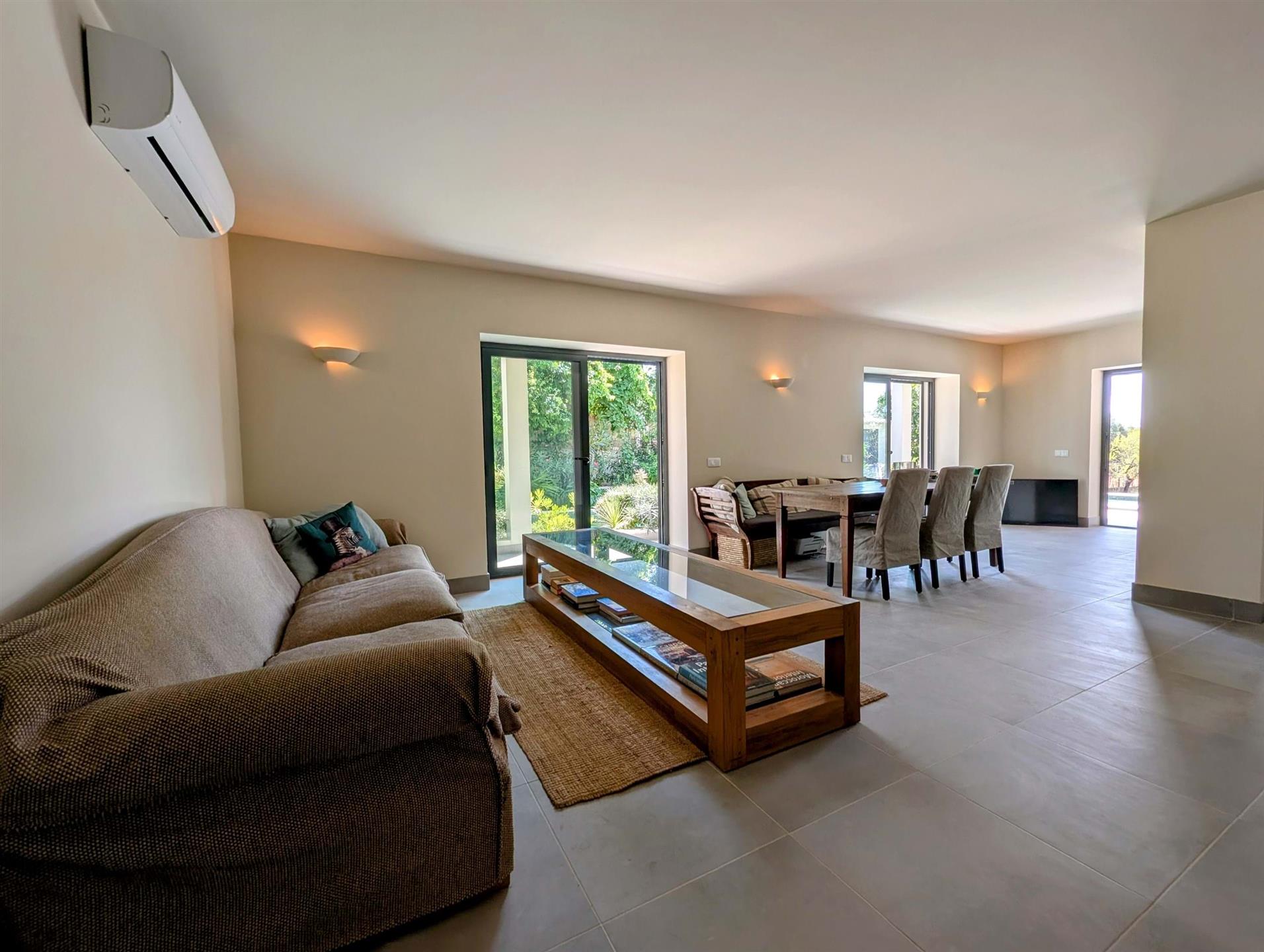 Villa rénovée de 4 chambres avec piscine