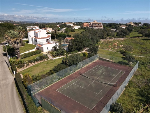 Villa de 4 chambres avec court de tennis et piscine, grand terrain