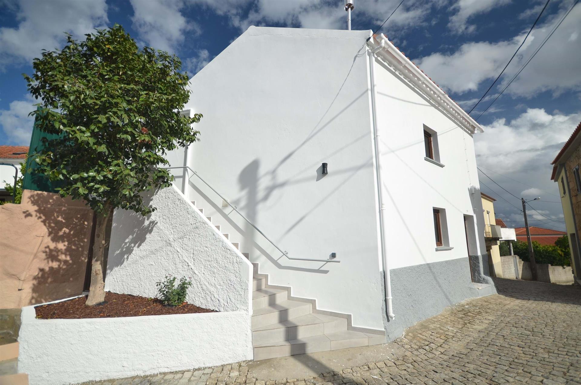 Charming Village Retreat-Renovated 2-Bedroom House with Modern Touches