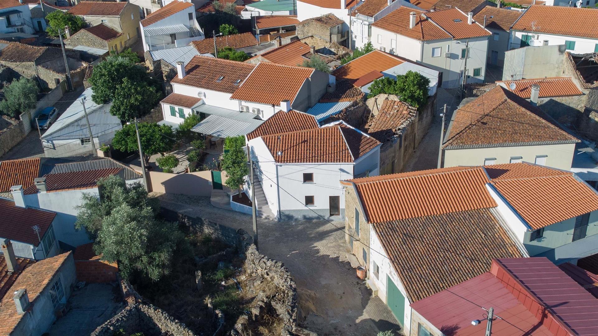 Charming Village Retreat-Renovated 2-Bedroom House with Modern Touches