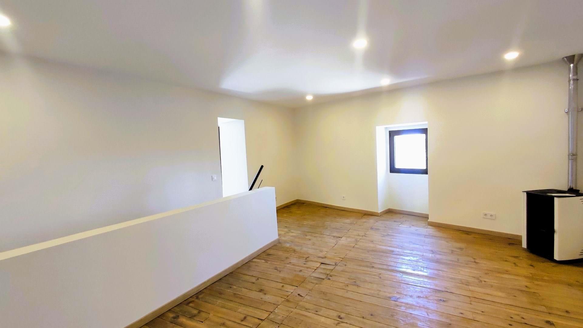 Charming Village Retreat-Renovated 2-Bedroom House with Modern Touches