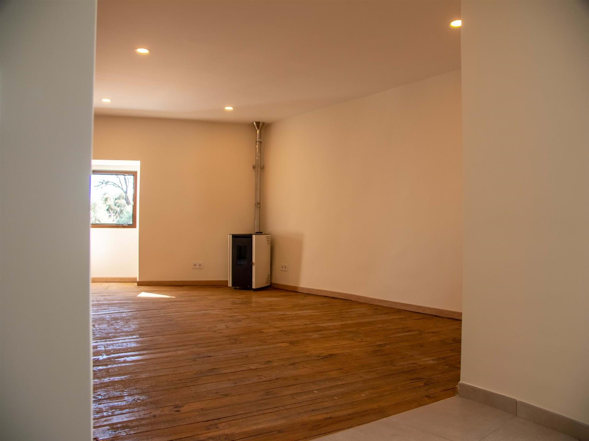 Charming Village Retreat-Renovated 2-Bedroom House with Modern Touches