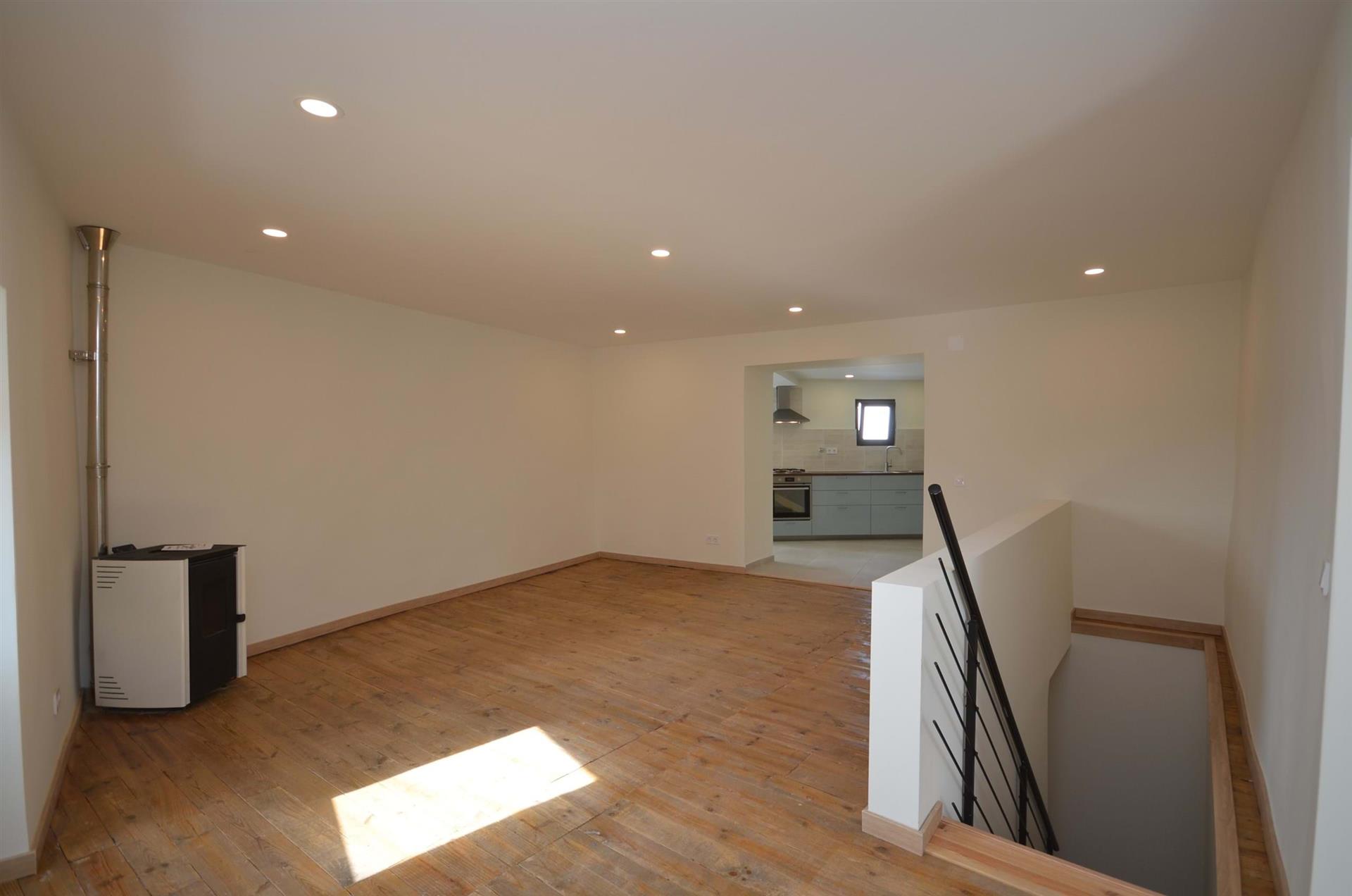 Charming Village Retreat-Renovated 2-Bedroom House with Modern Touches