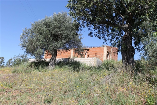 Grundstück mit Ruine und genehmigtem Projekt