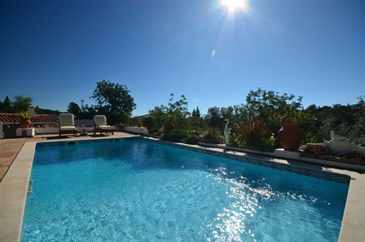 Gerenoveerde villa met zwembad op een rustige locatie