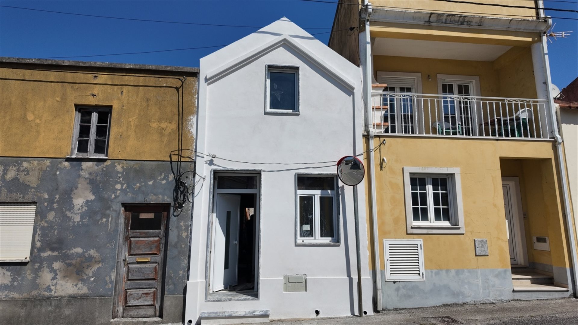 Riadato townhouse con cortile e piscina piccola in progetto, a pochi minuti dalla spiaggia.