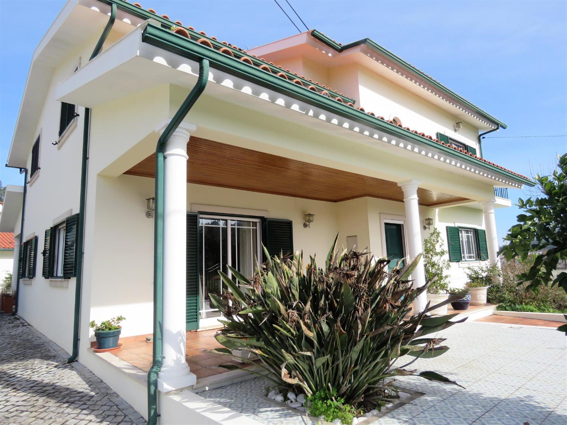 Superb 4/5 bedroom detached property with plunge pool in great location not far from Miranda do Corv