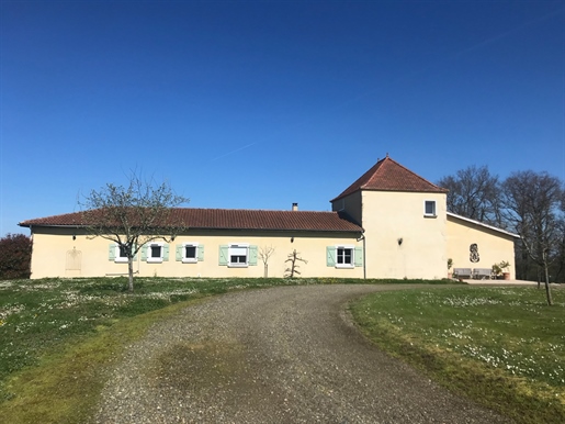 Beautiful country house, 4 bedrooms, outbuildings, 27ha of conti