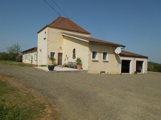 Beautiful country house, 4 bedrooms, outbuildings, 27ha of conti