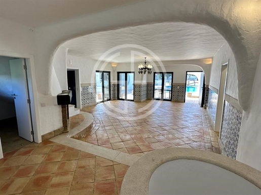 Haus mit 3+1 Schlafzimmern, mit Swimmingpool und Stabil komplett renoviert in Algoz