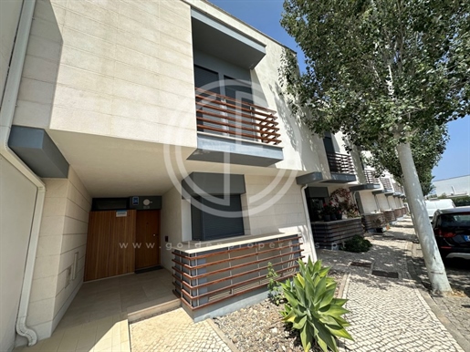 Unique opportunity! This 3+2 bedroom townhouse in Vilamoura