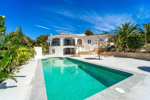 Modernt fristående hus i Ibiza-stil med fantastisk utsikt i Calpe