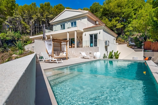 Espectacular villa con piscina y vistas a mar en Altea